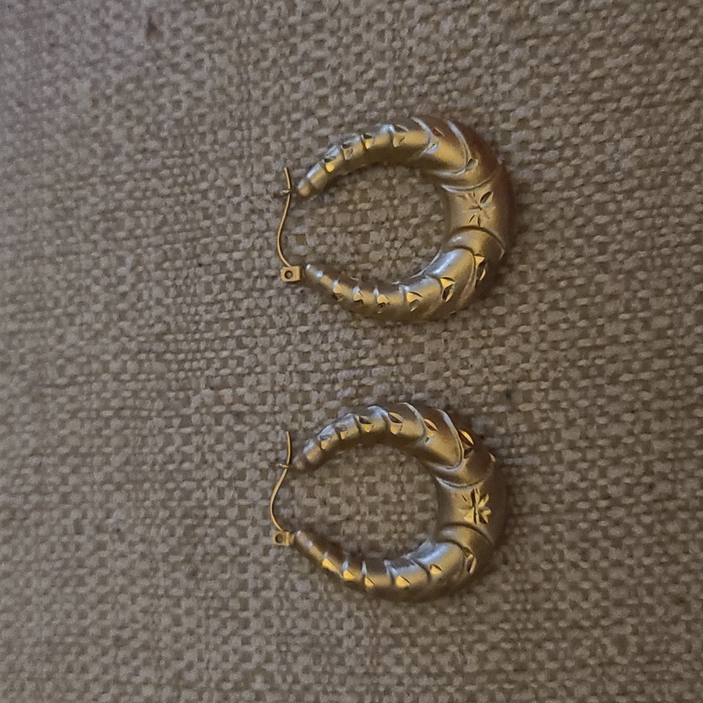 Gold earings